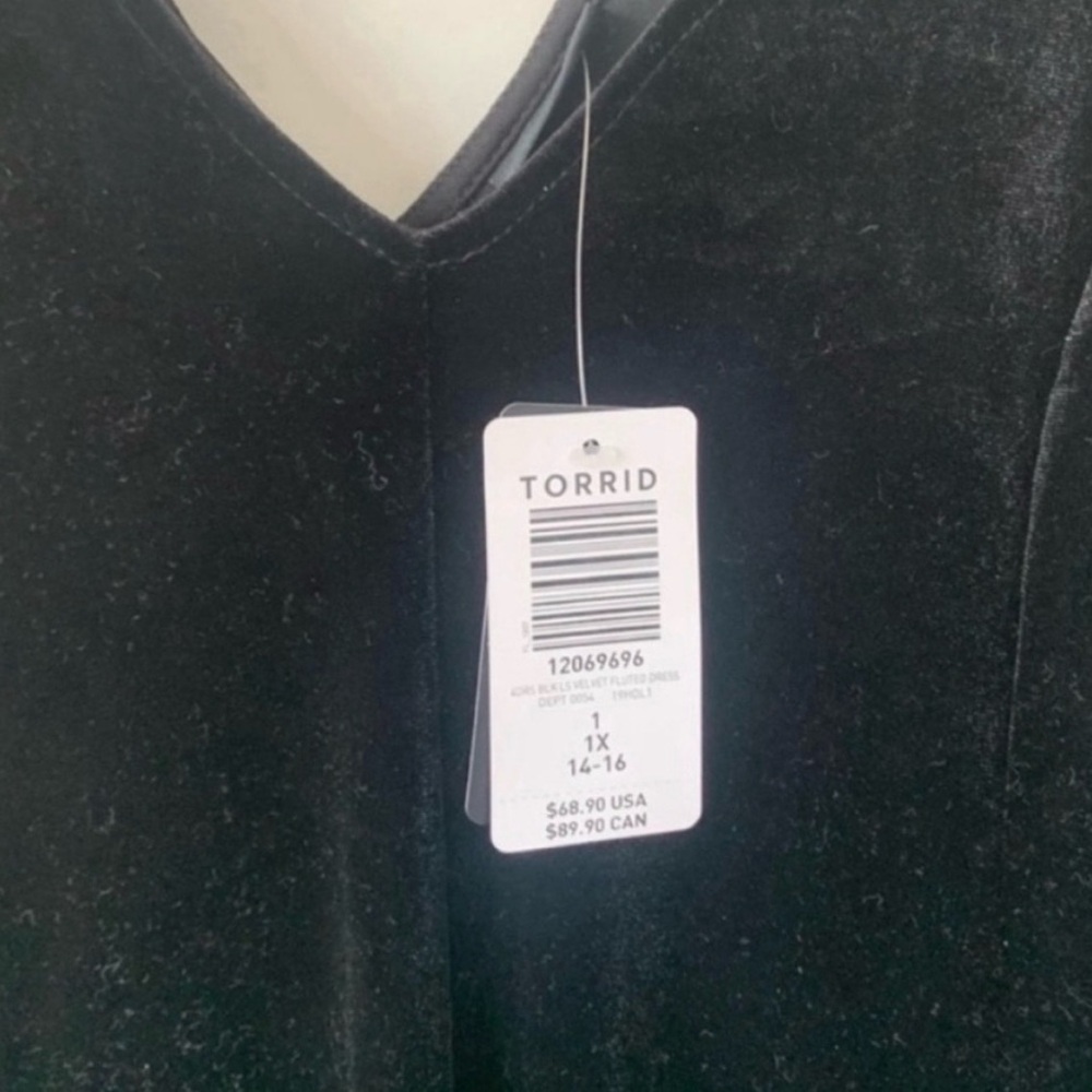 NWT Torrid Black Velvet Fit & Flare Dress 1X Holiday Party Long Sleeve Plus Size - Picture 2 of 6